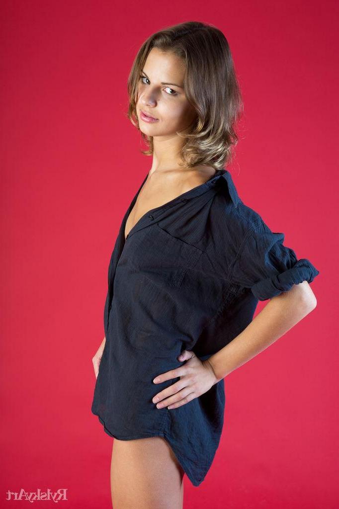 16P Sandra Lauver strips nude for you in the studio in "Vjorjos"