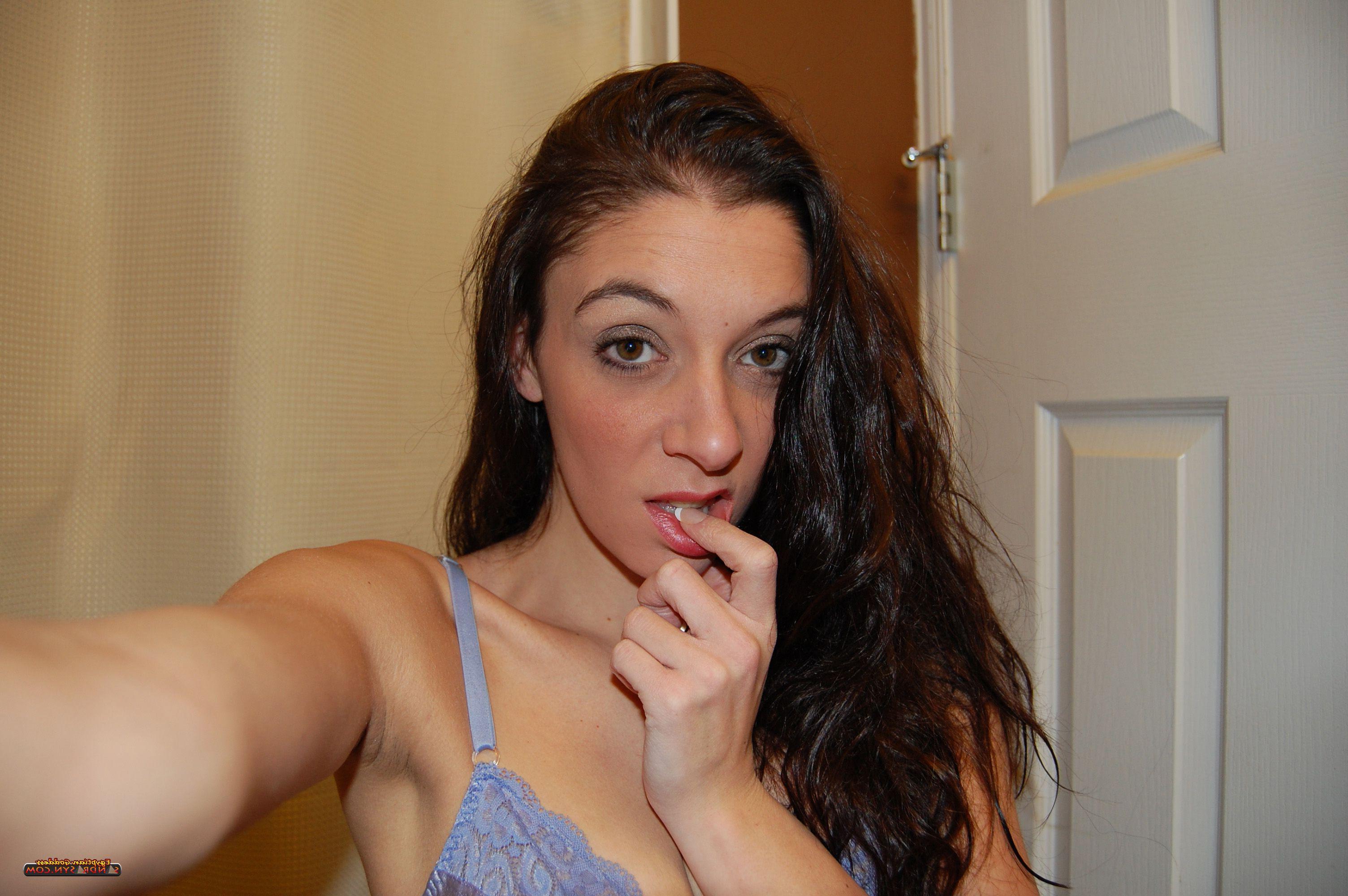 15P Pictures of Sandra Syn taking super sexy pics of herself