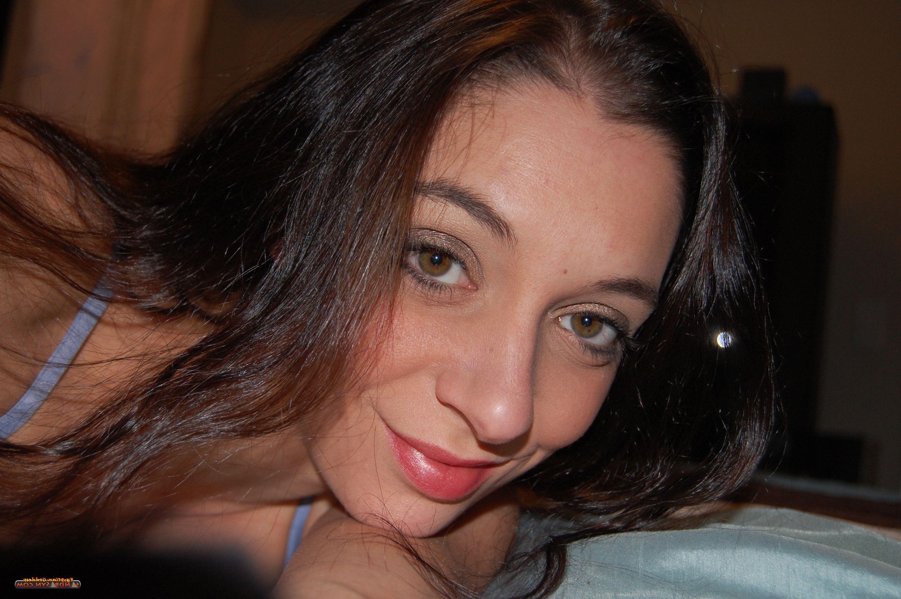 15P Pictures of Sandra Syn taking super sexy pics of herself