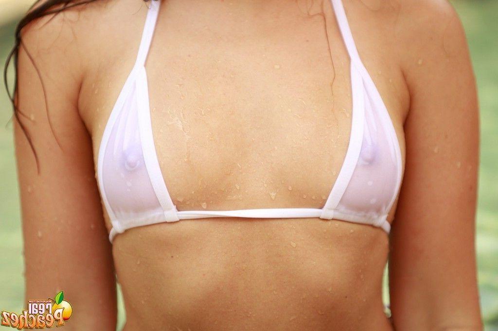 15P Pictures of Real Peachez masturbating outside