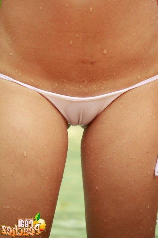15P Pictures of Real Peachez masturbating outside