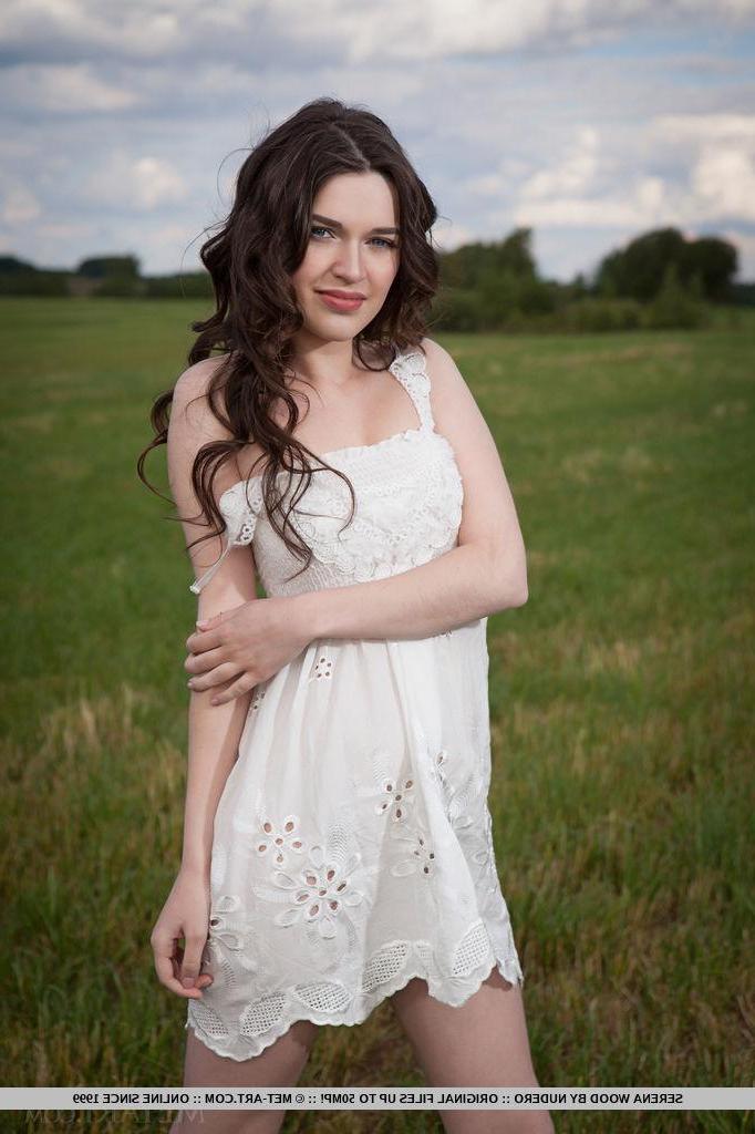 18P Serena Wood bares her sexy body outside in the grass