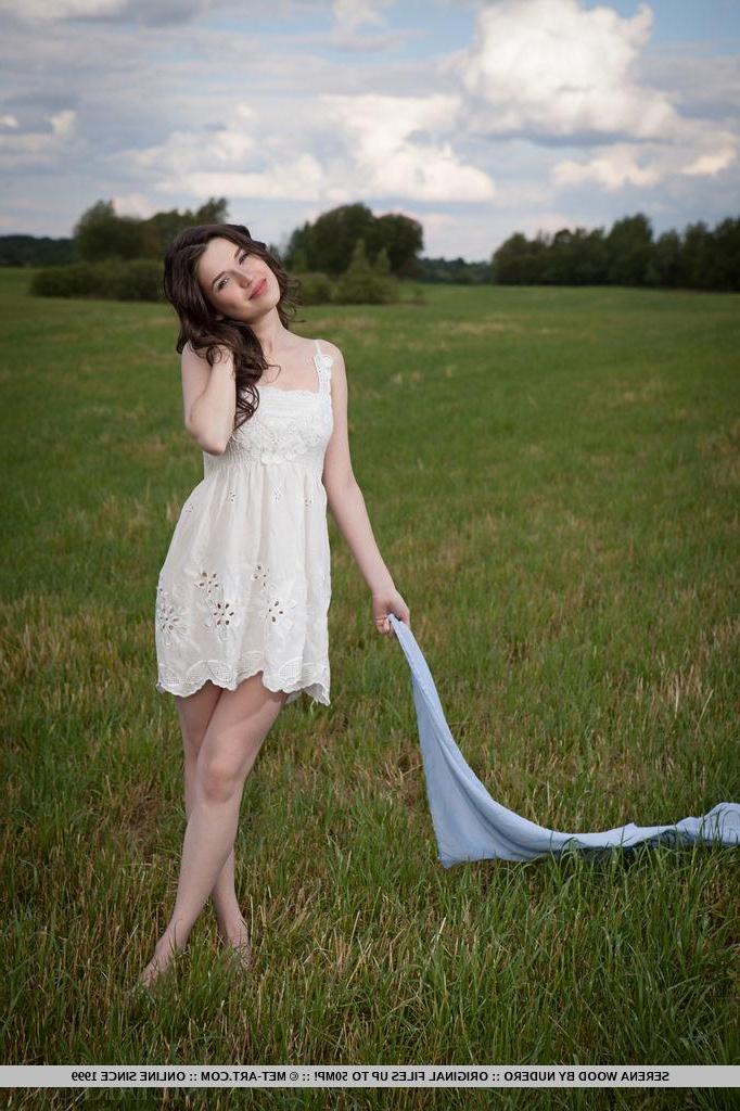 18P Serena Wood bares her sexy body outside in the grass