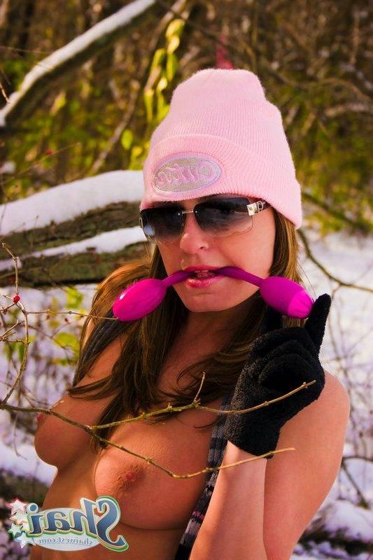 16P Pictures of Shai West masturbating in the cold
