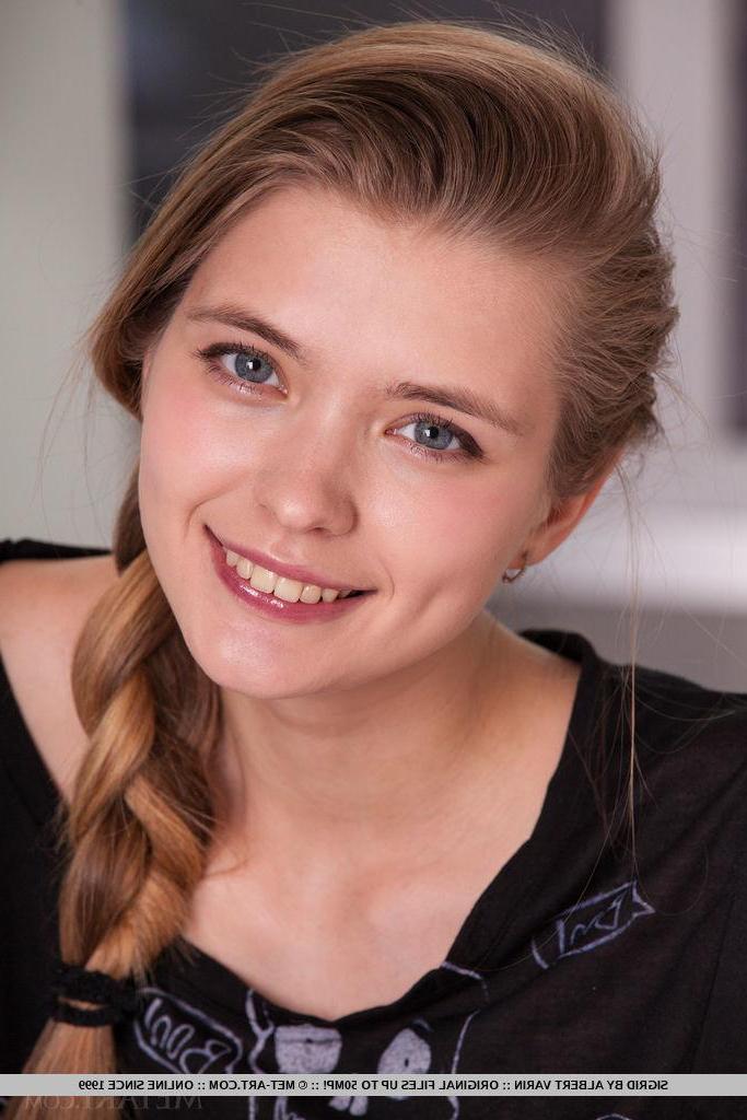 18P Die heiße Teenie Sigrid zieht sich in „Letheni“ aus und spreizt ihre Beine