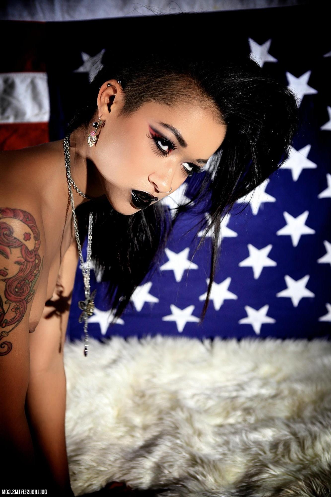 15P Skin Diamond is a sexy punk rock American!
