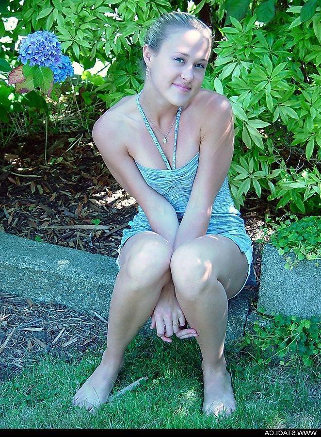 20P Pictures of teen hottie Staci.ca looking pretty in the grass