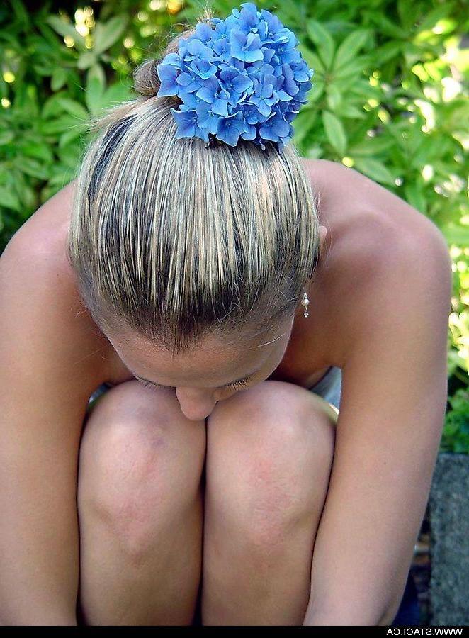 20P Pictures of teen hottie Staci.ca looking pretty in the grass