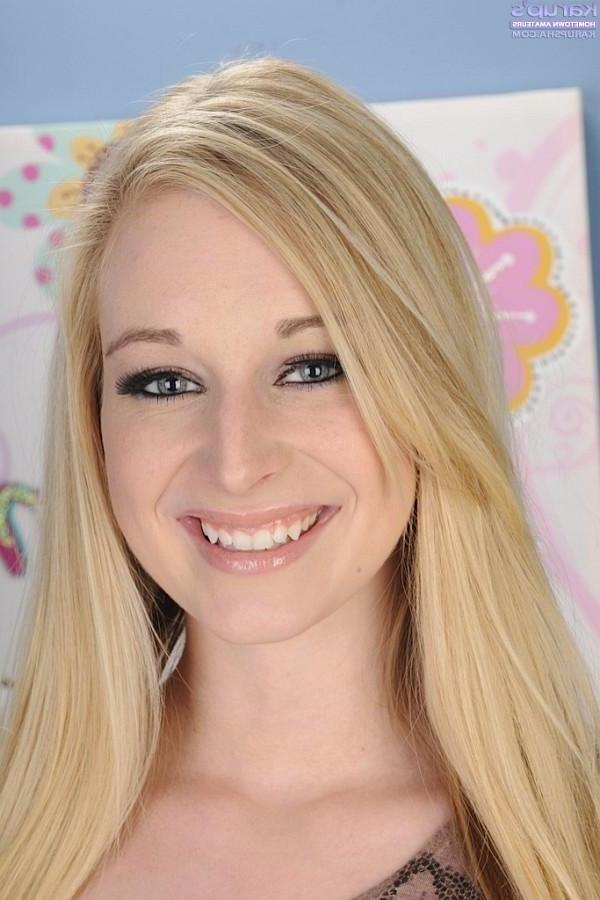 15P Blonde babe Avril Vagine jams pussy with sex toy