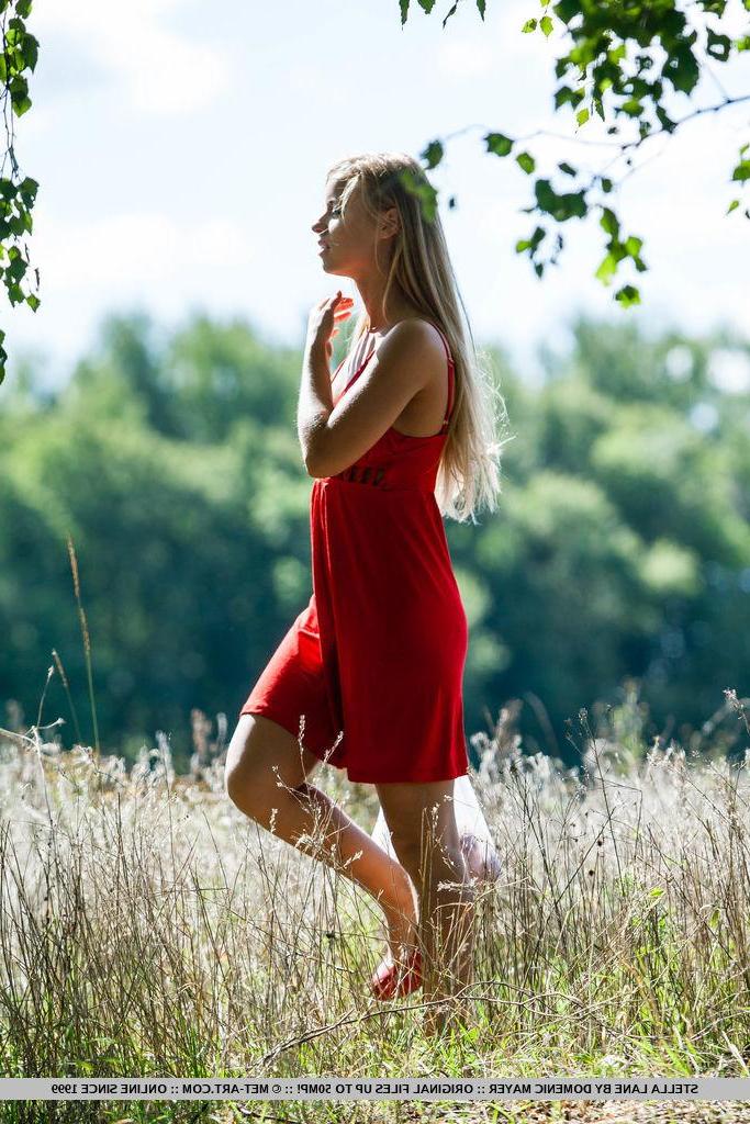 18P Stella Lane sensually poses outdoors baring her hot nude body