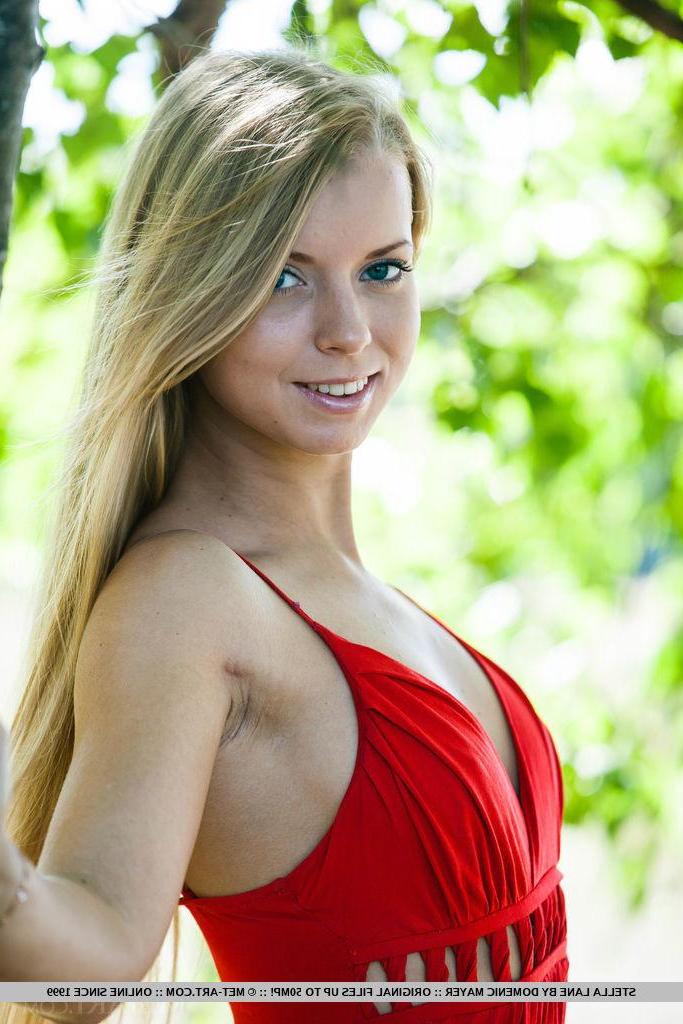 18P Stella Lane sensually poses outdoors baring her hot nude body