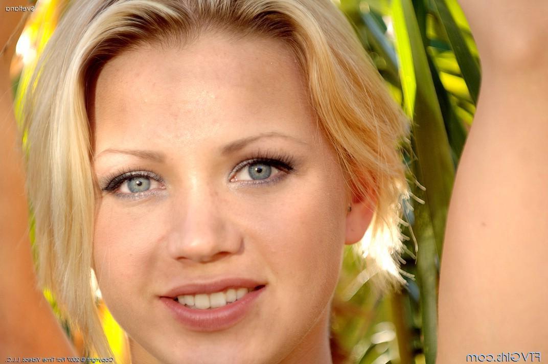 20P Pictures of Svetlana getting naked and crazy