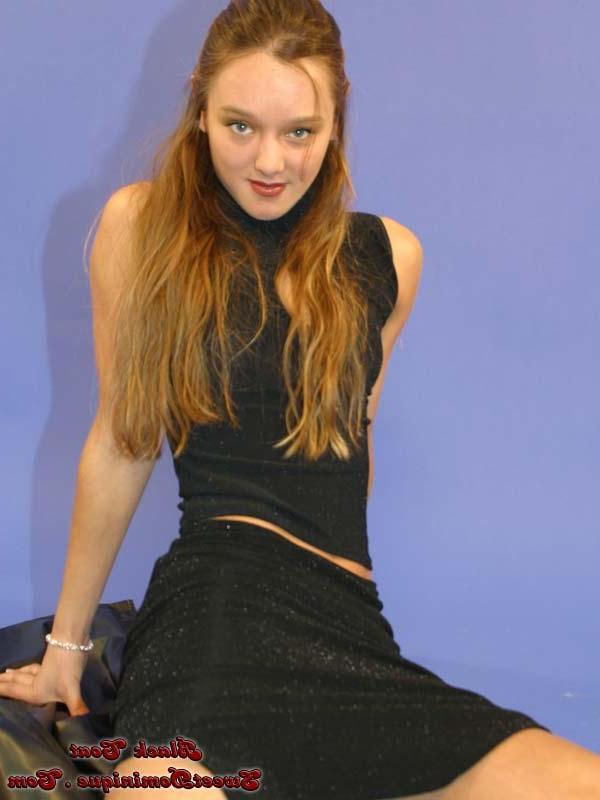 15P Pictures of teen amateur Sweet Dominique teasing in a skirt and boots