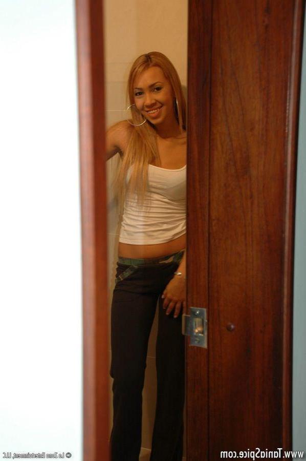 15P Pictures of Tania Spice masturbating in the shower
