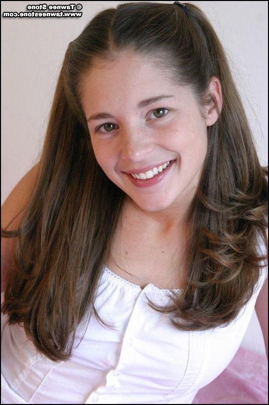 20P Pictures of teen girl Tawnee Stone exposing her boobs