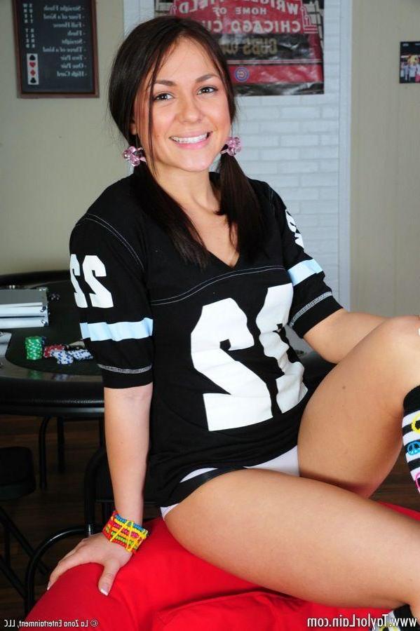 15P Pictures of Taylor Lain teasing in striped socks and panties