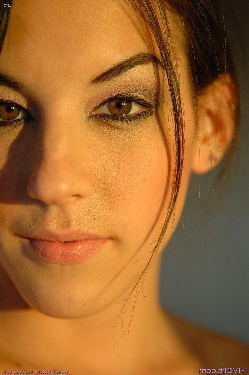 20P Pictures of Esra spreading her pussy for you