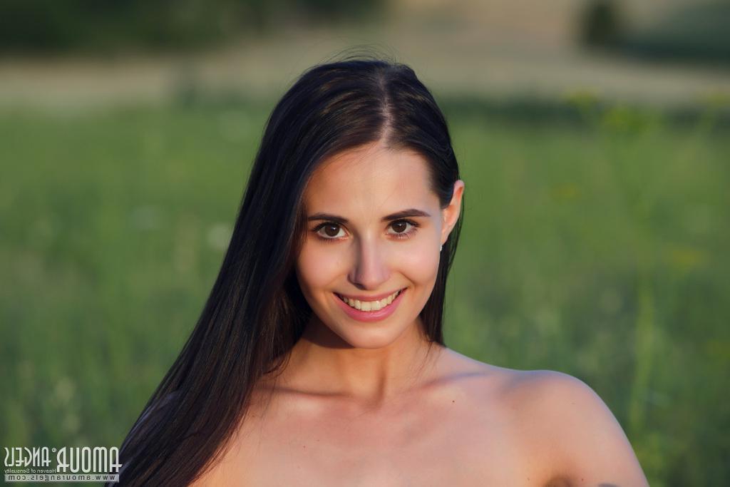 20P Beautiful teen Vanessa Sky strips naked for you in the field