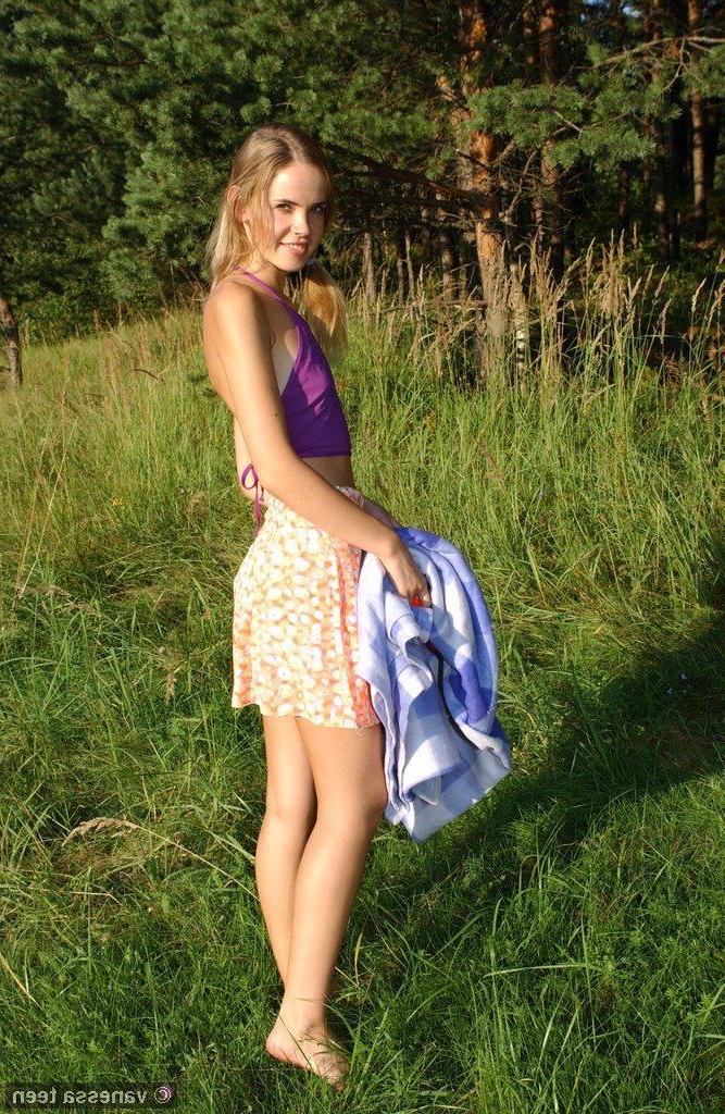 20P Pictures of Vanessa Teen masturbating on a picnic