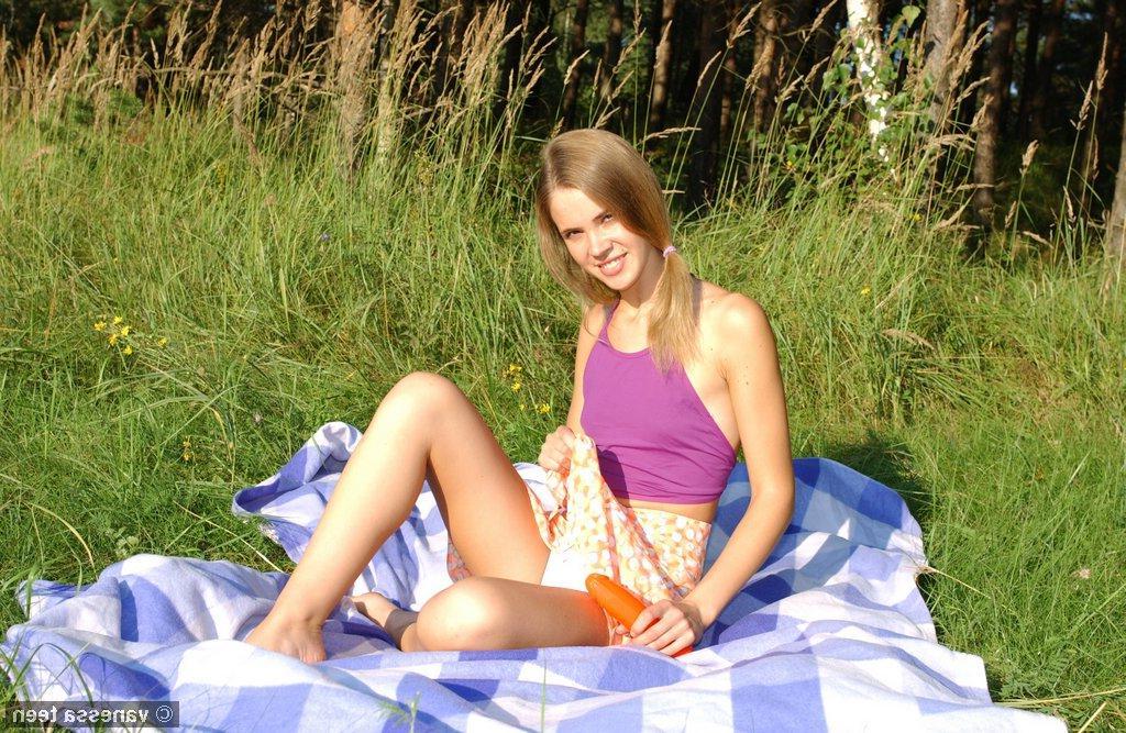 20P Pictures of Vanessa Teen masturbating on a picnic