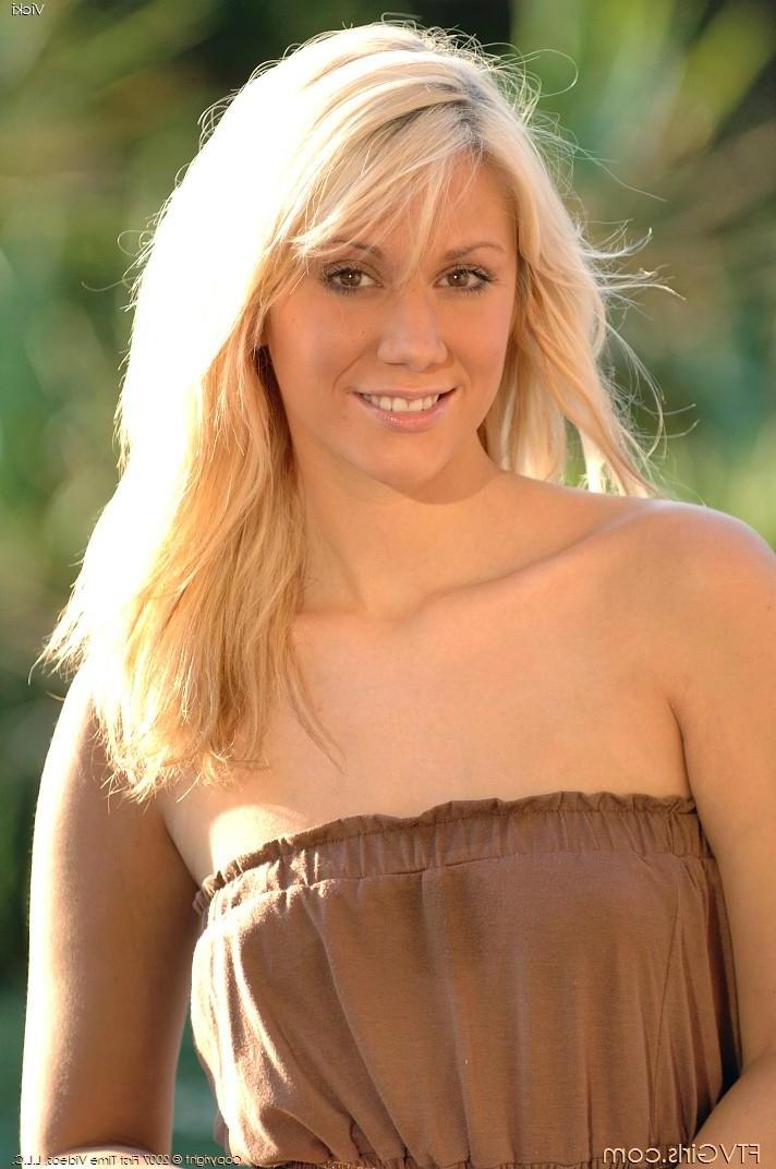 20P Pictures of teen Vicki spreading for your cock outside
