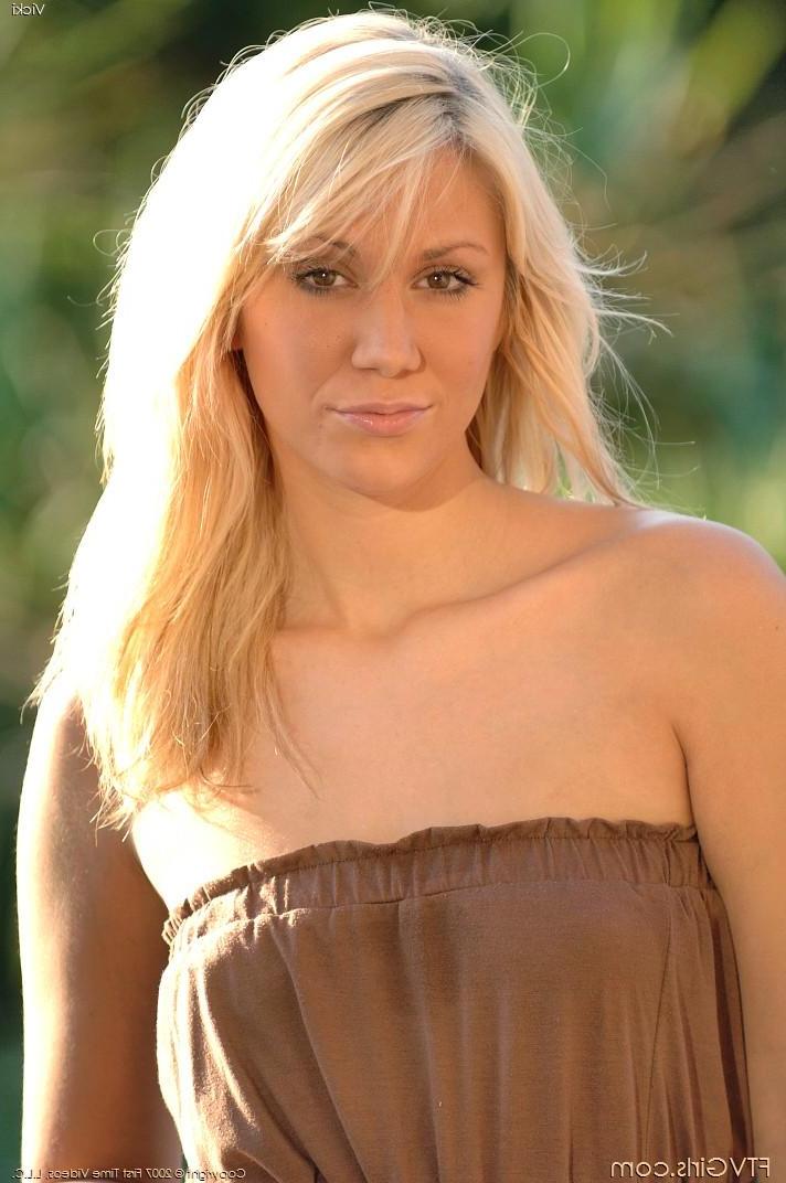 20P Pictures of teen Vicki spreading for your cock outside