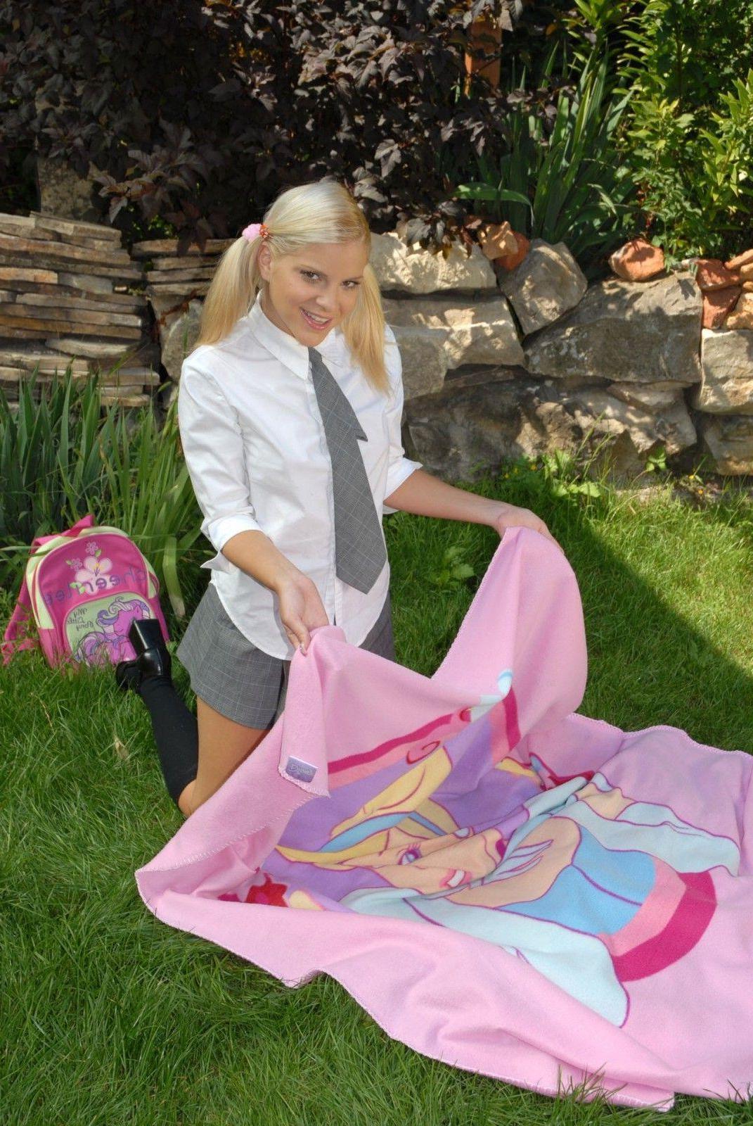16P Pictures of Young Kimmy masturbating in the park