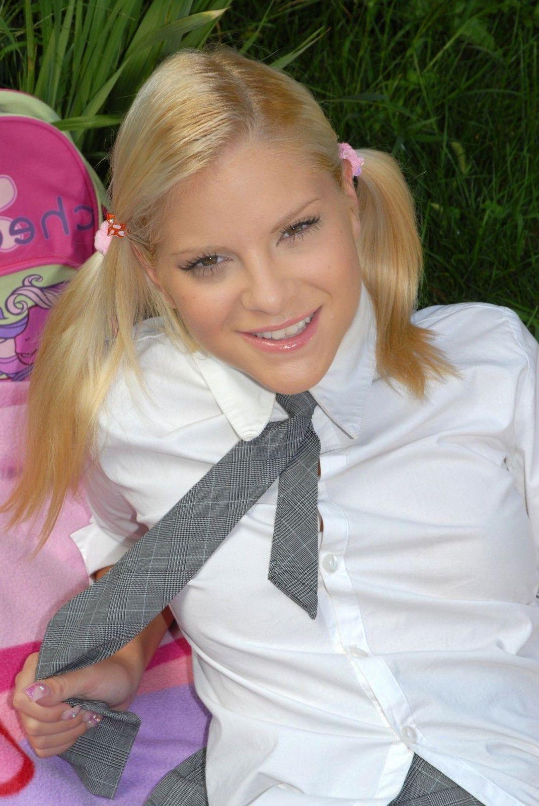 16P Pictures of Young Kimmy masturbating in the park