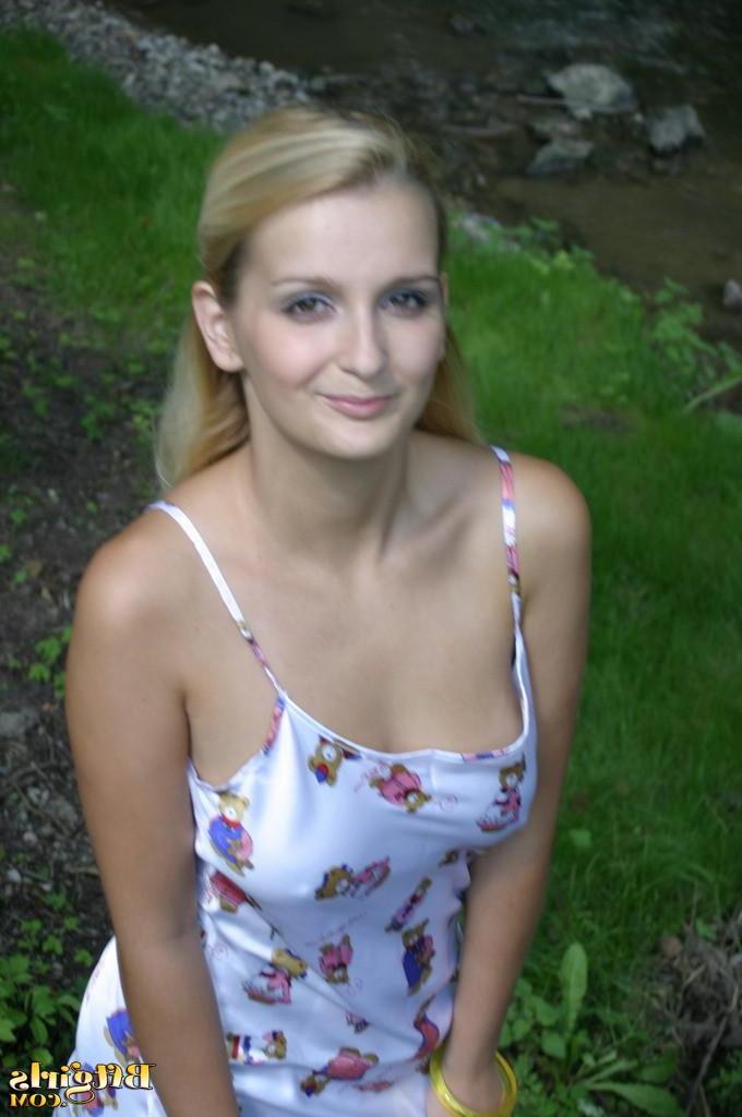 15P Sexy blonde teen removes her white boots and gets her feet all dirty