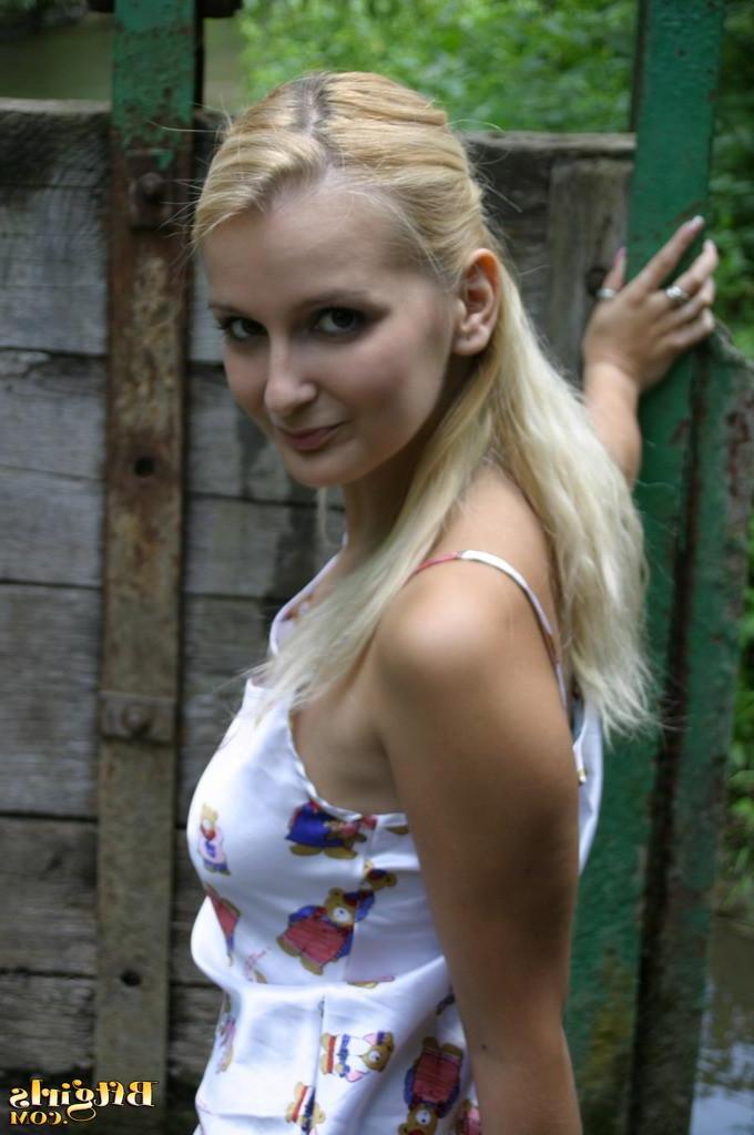 15P Sexy blonde teen removes her white boots and gets her feet all dirty