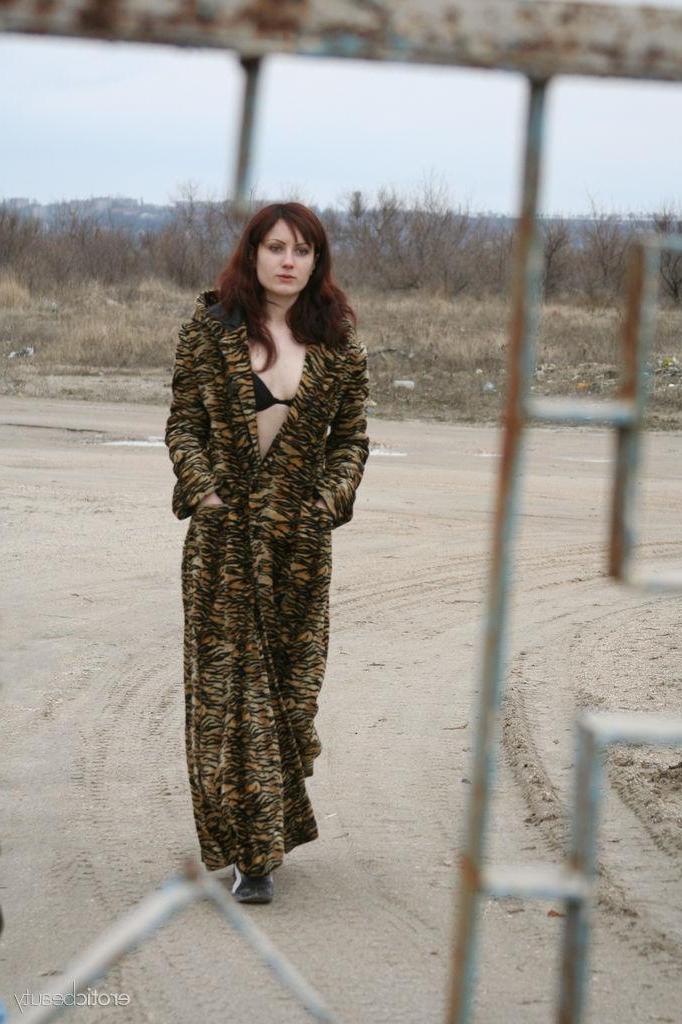 16P Redhead babe Tina H strips down to her boots outside