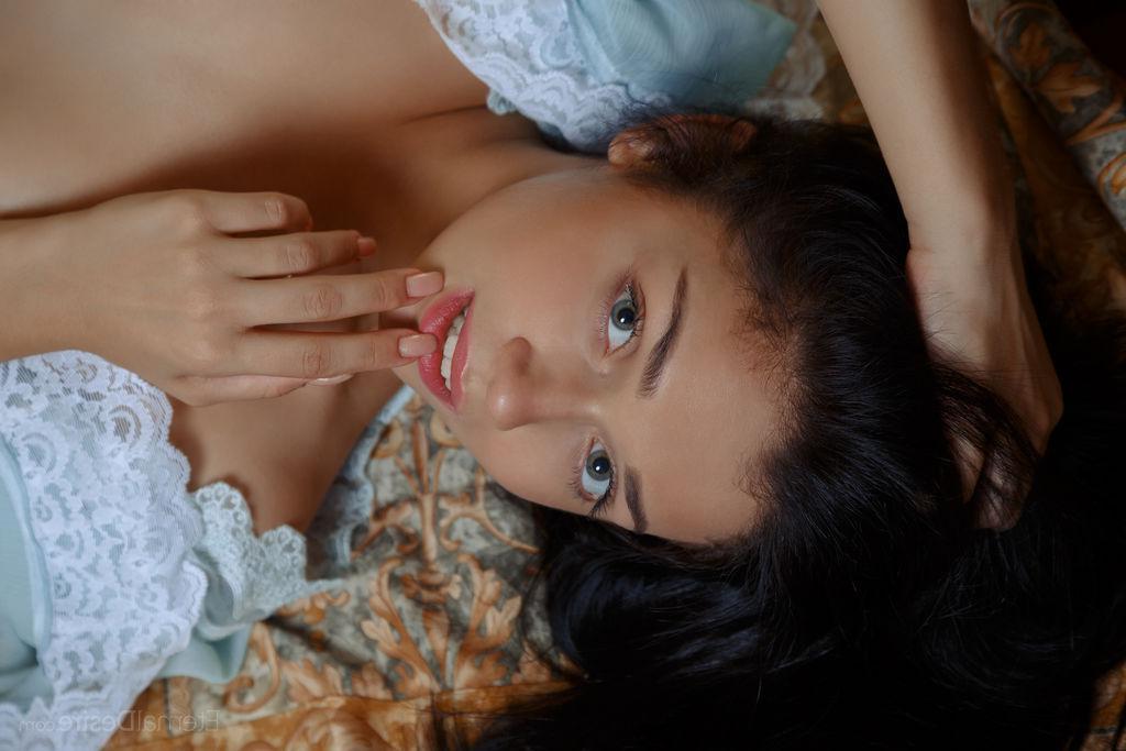 16P Brunette hottie Marla C gets naked for you in "CUNI"