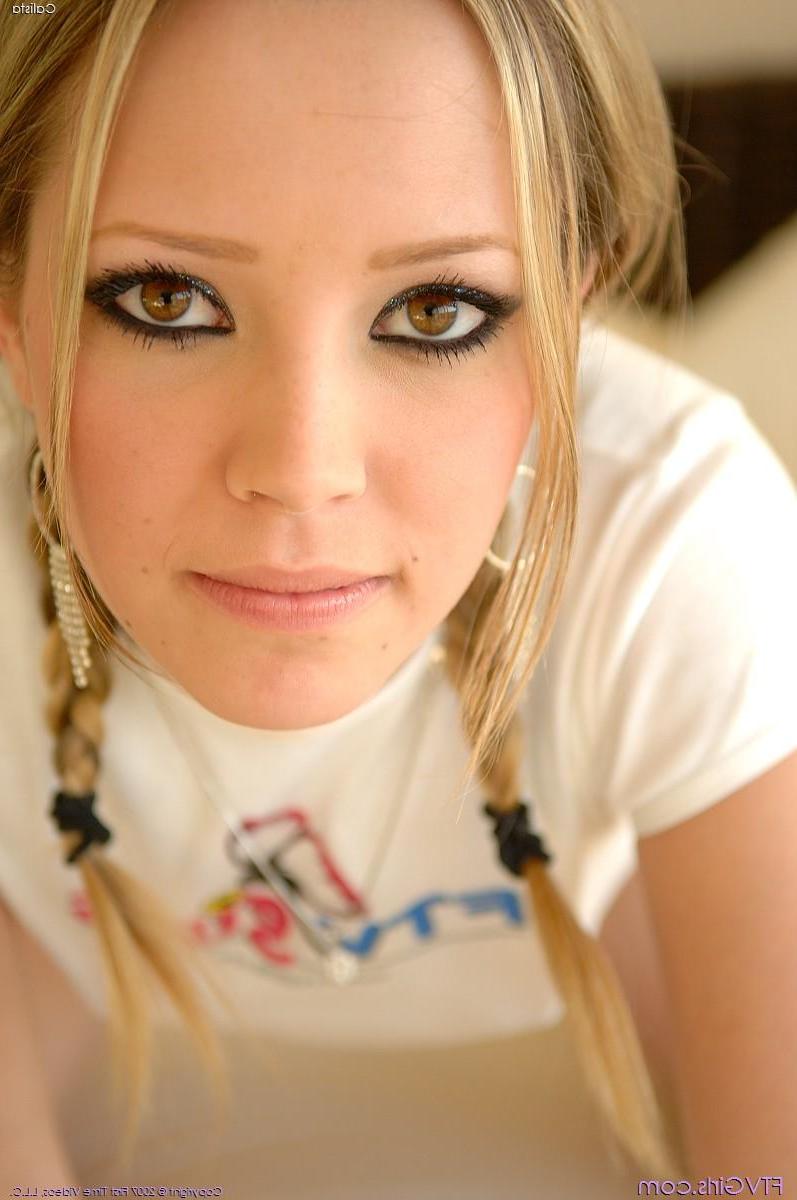 20P Pictures of a cute teen masturbating with a curling iron