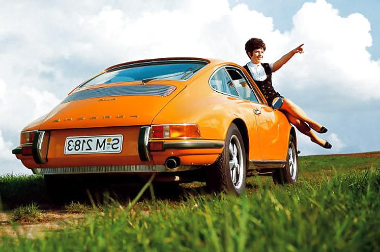 25P Retro Babes with Automobiles