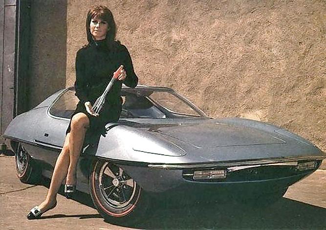 25P Retro Babes with Automobiles