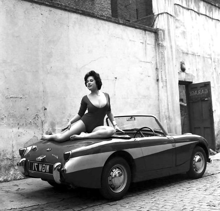 25P Retro Babes with Automobiles