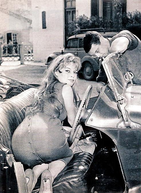 25P Retro Babes with Automobiles