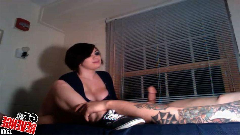 12P Pictures of a brunette amateur going down on her bf