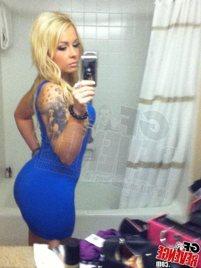 12P Pictures of a hot blonde gf taking pics of herself