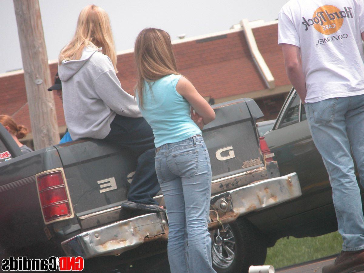 12P Pictures of candid teen girls caught in public