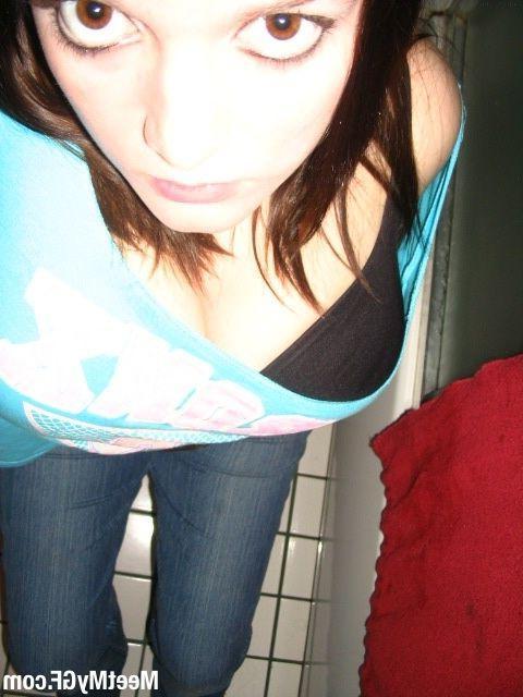 16P Pictures of wild and crazy girlfriends showing off