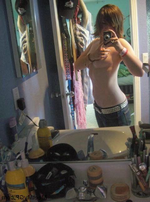 12P Pictures of a hot emo girlfriend naked for you