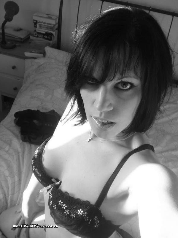 14P Collection of amateur emo babes posing for the camera