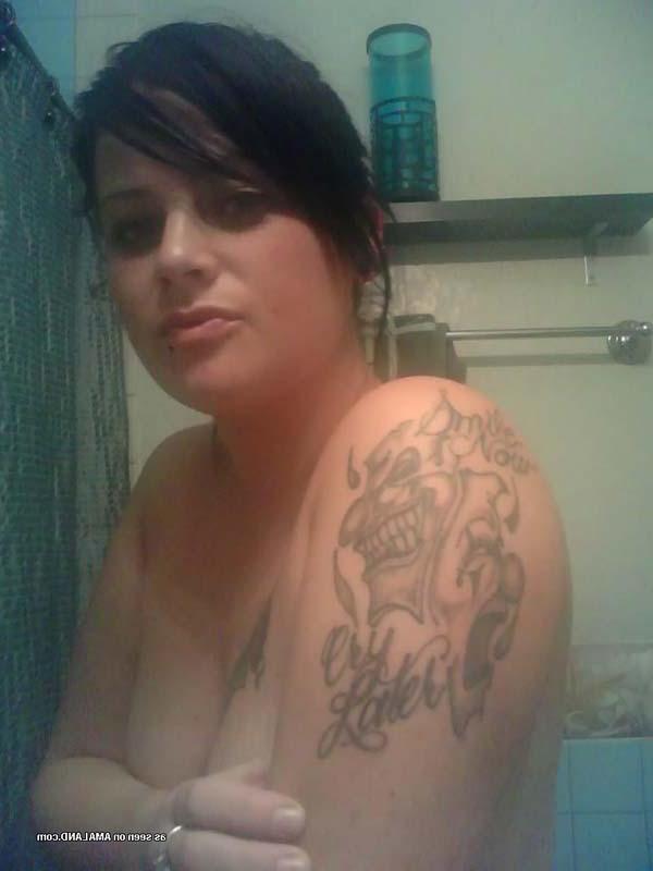 15P Picture gallery of an amateur hot-assed tattooed emo gf showing off on cam