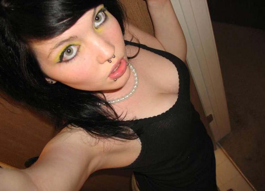 15P Picture selection of an emo GF who likes facial piercings