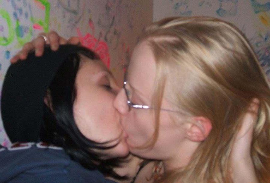 16P Pictures of horny teen girls going crazy