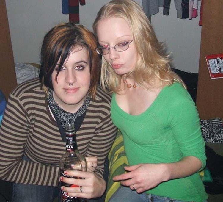 16P Pictures of horny teen girls going crazy