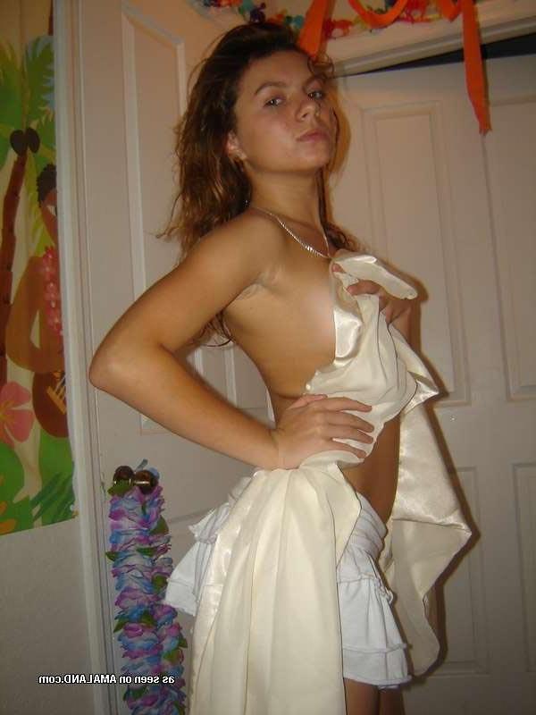 15P Petite hottie self-shooting and flaunting her hot jugs
