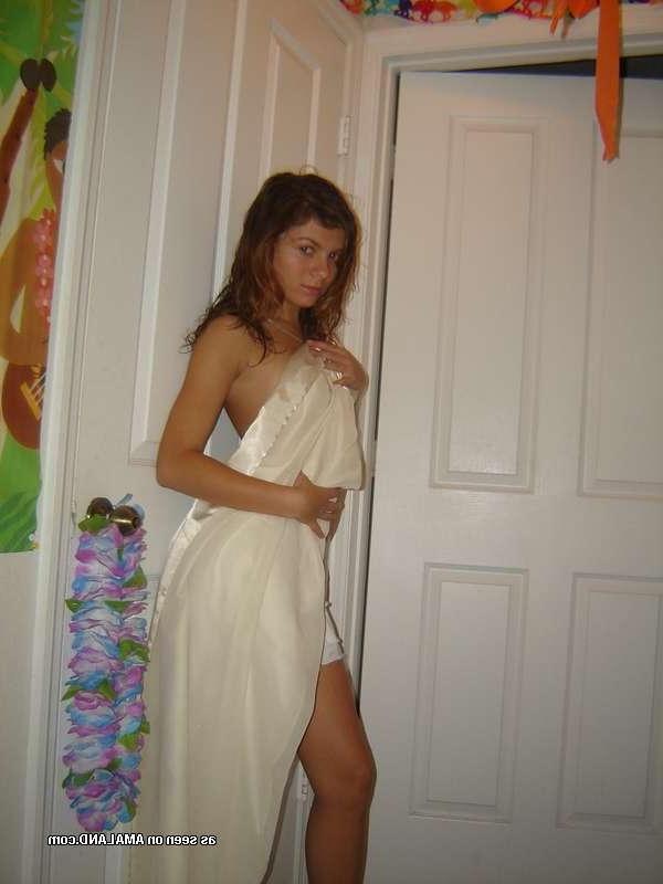 15P Petite hottie self-shooting and flaunting her hot jugs