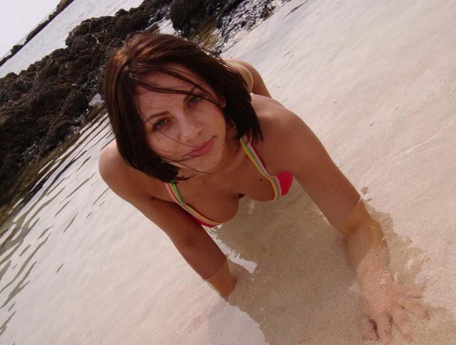 16P Pictures of a hot brunette teen showing off in a bikini